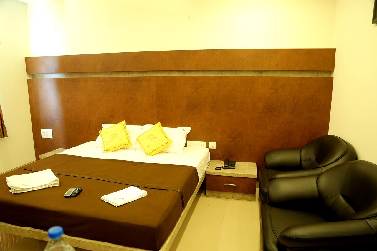 Samarth Residency Hotel Hospet Buitenkant foto